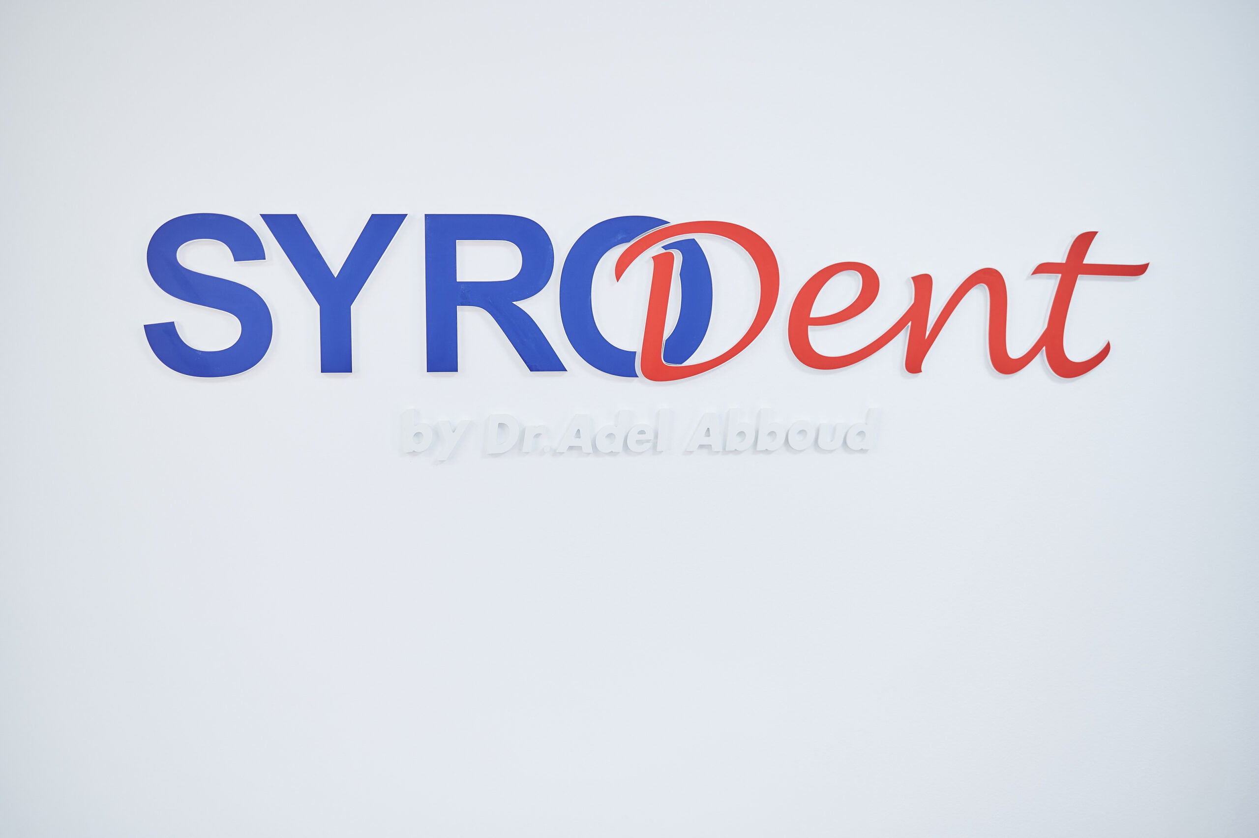 Logo perete - SyorDent by Dr. Adel Abboud